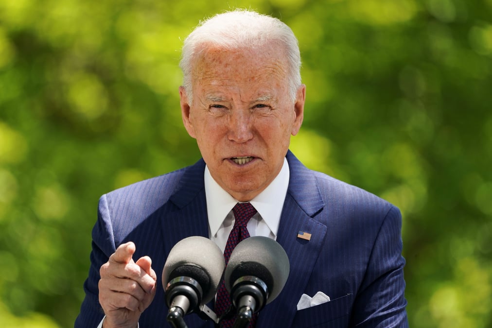 Usa: apres un ton austere pendant 100 jours, biden veut vanter ses plans de depenses