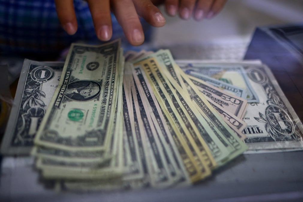 Photo d'archives: l'employe d'un bureau de change compte les billets des dollars americains a ciudad juarez
