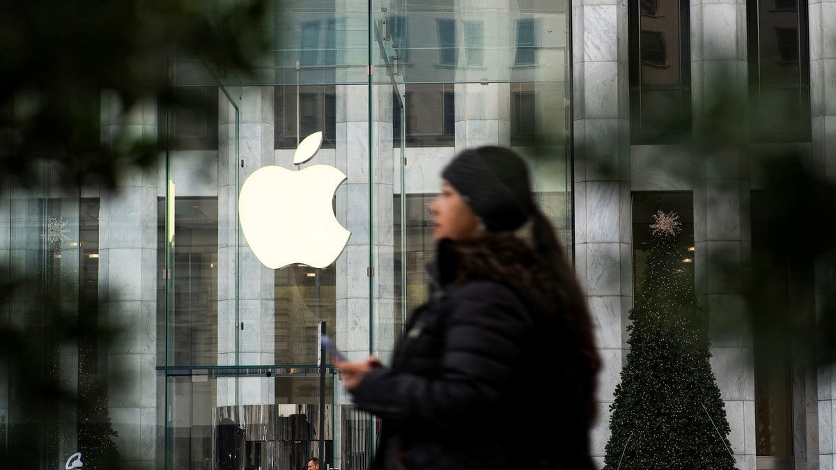 Photo d'une femme qui marche pres de l’apple store a new york