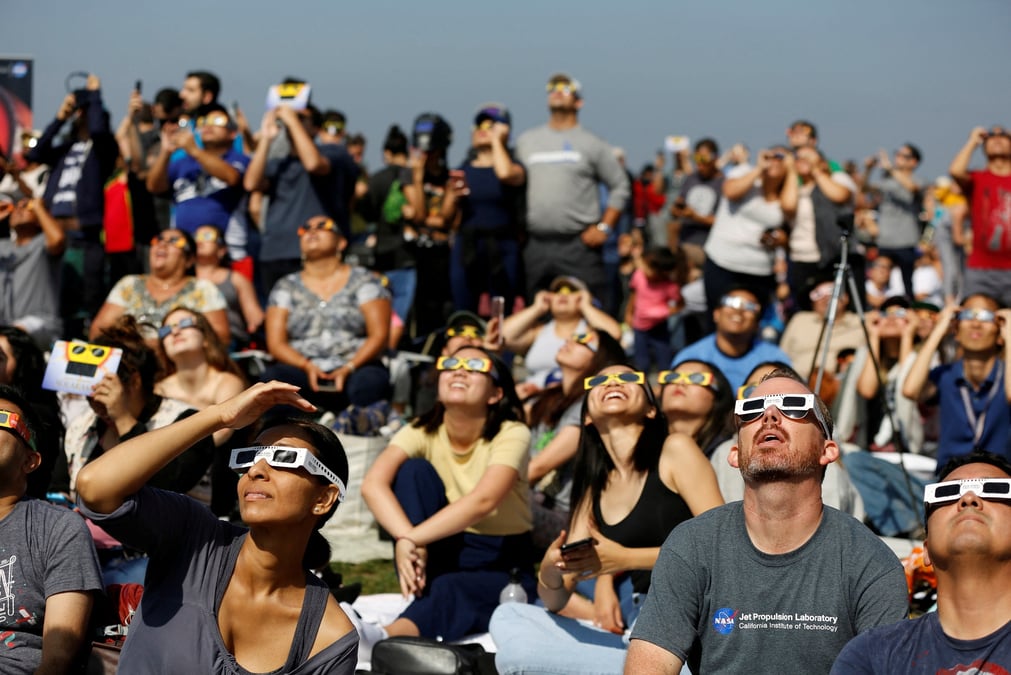 Photo d'archives: les gens regardent l'eclipse solaire sur la pelouse de l'observatoire griffith a los angeles