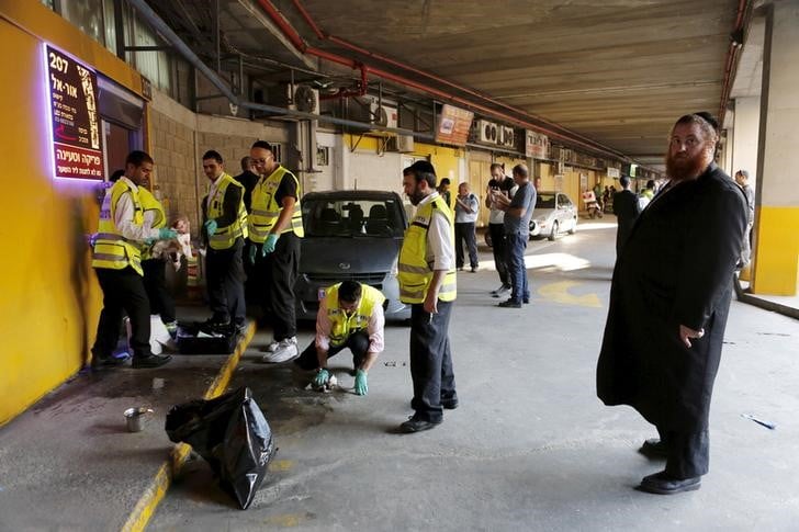 Un palestinien tue deux israeliens a l'arme blanche