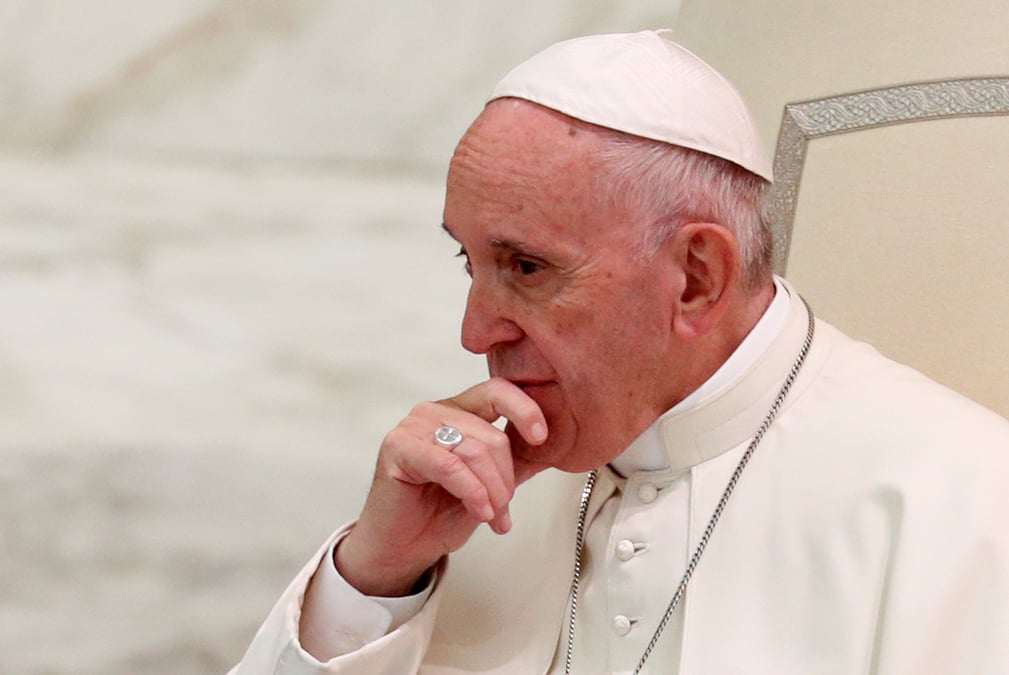 Le pape juge que les homosexuels devraient quitter le clerge