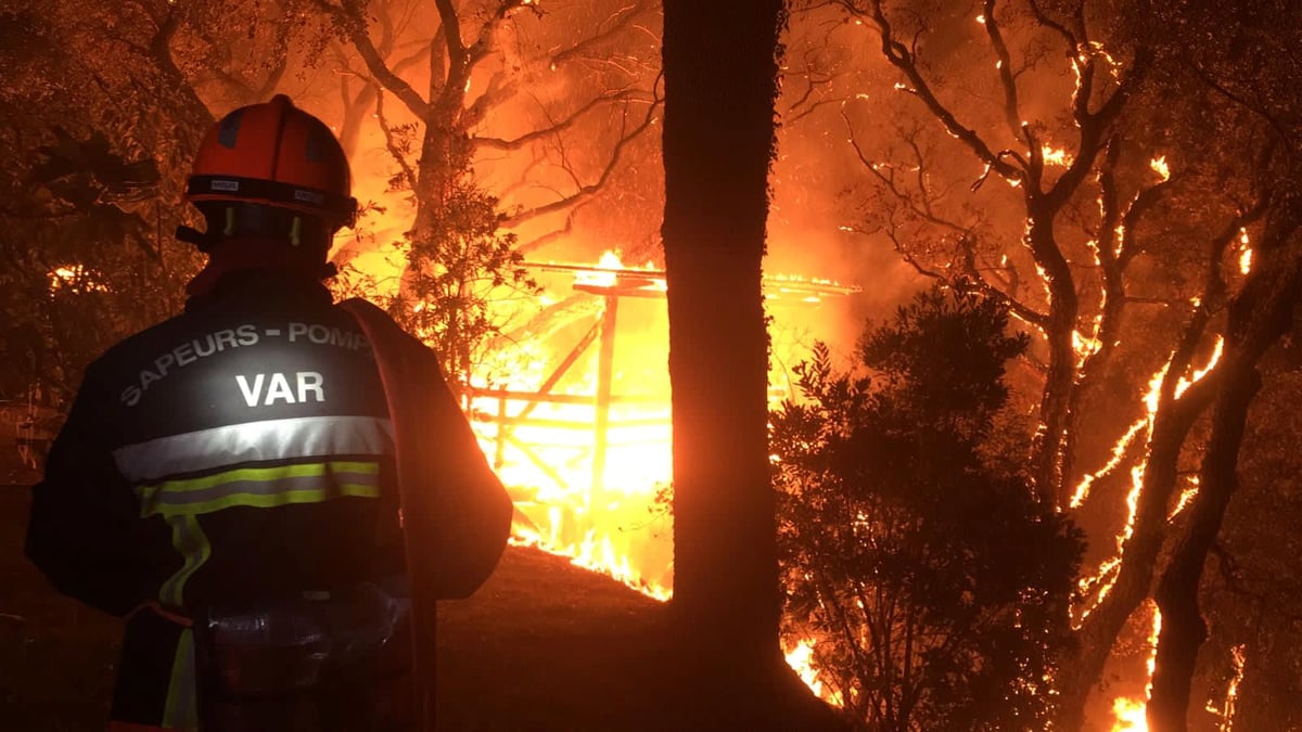 France : des centaines de pompiers mobilises contre le feu dans le var