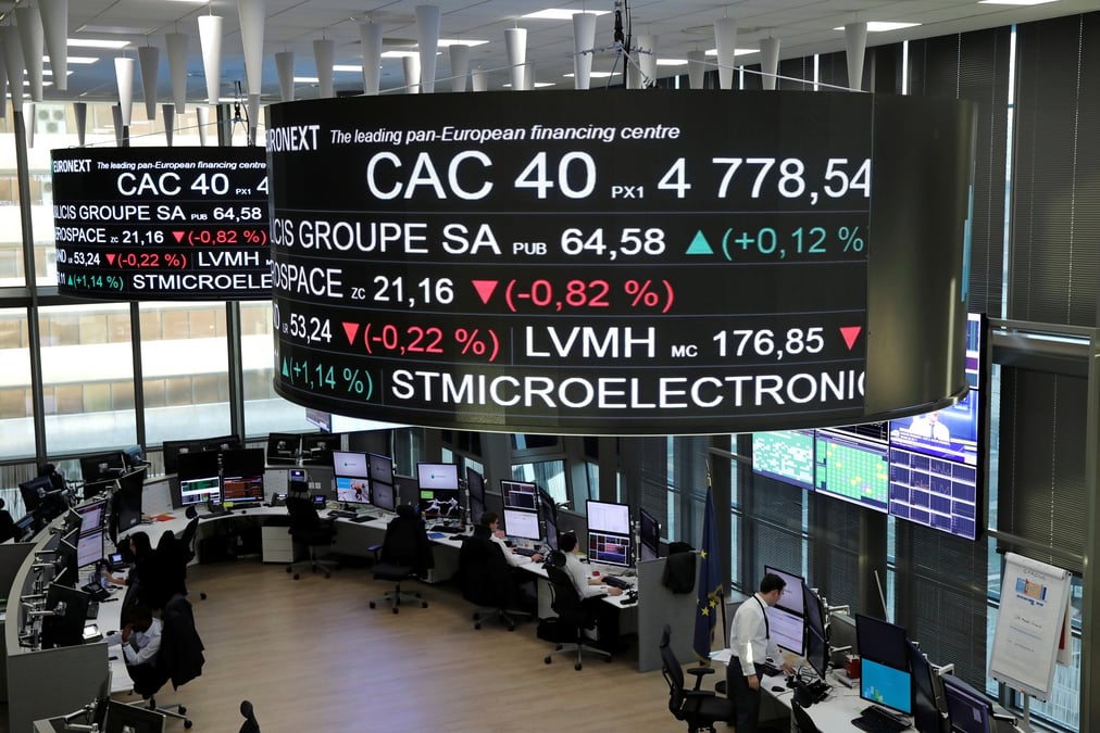 Le cours de l'indice cac 40 et des actions d'entreprises sont affiches sur des ecrans a la bourse de paris euronext