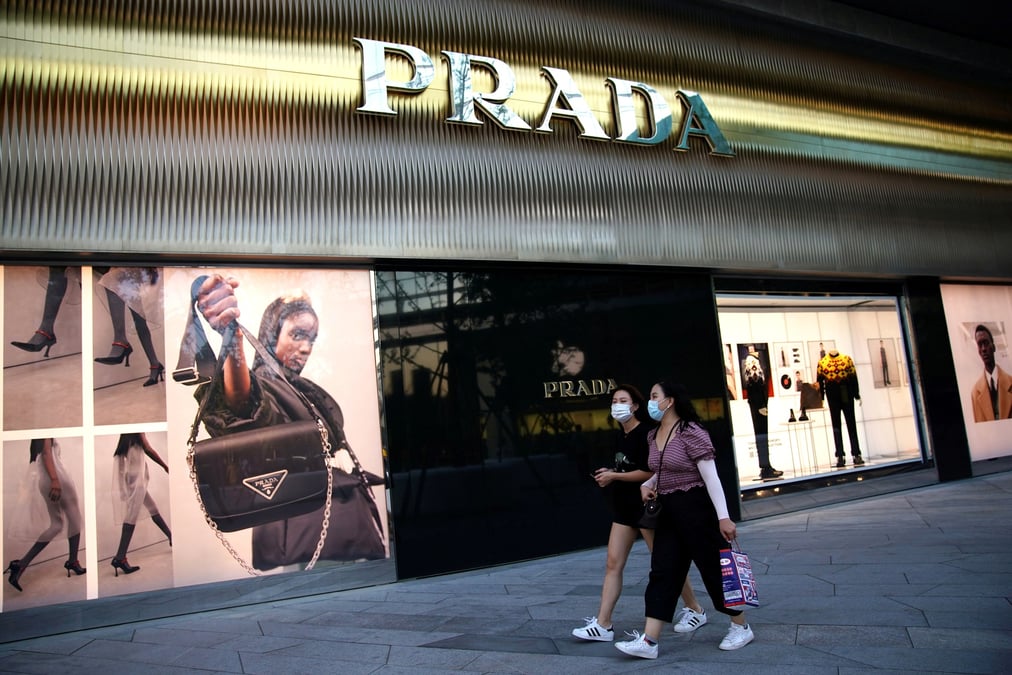 Des personnes passent devant un magasin prada a pekin, en chine