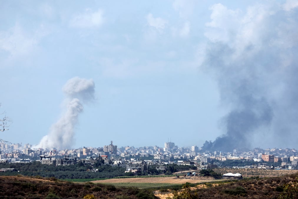 La fumee monte a gaza apres des frappes israeliennes