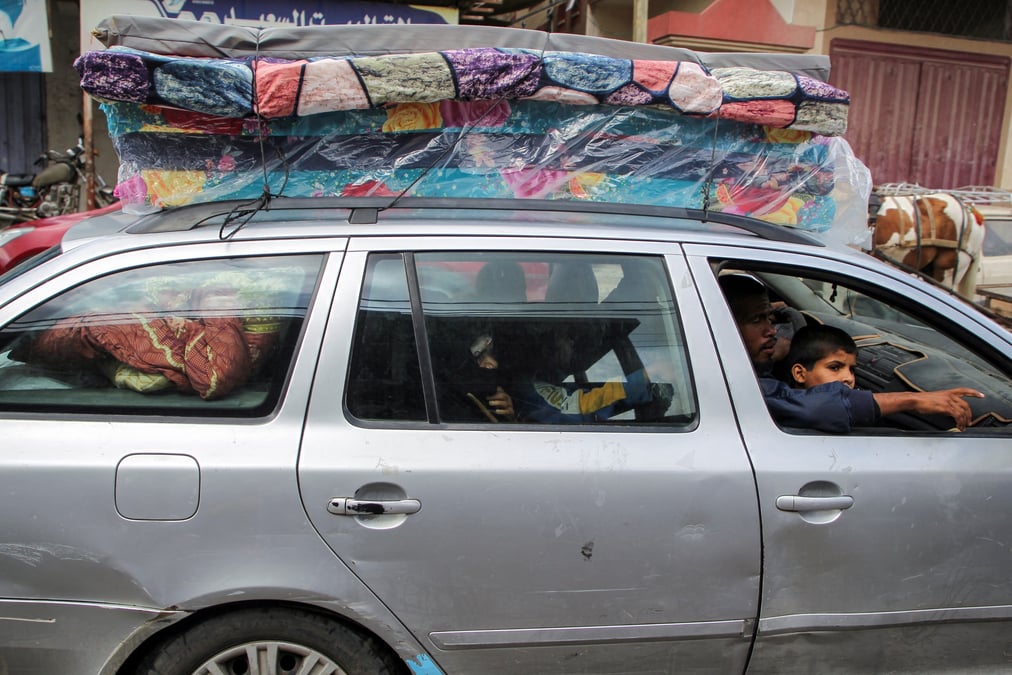 Photo des gens qui fuient les quartiers est de rafah apres que l'armee israelienne a commence l'evacuation de civils