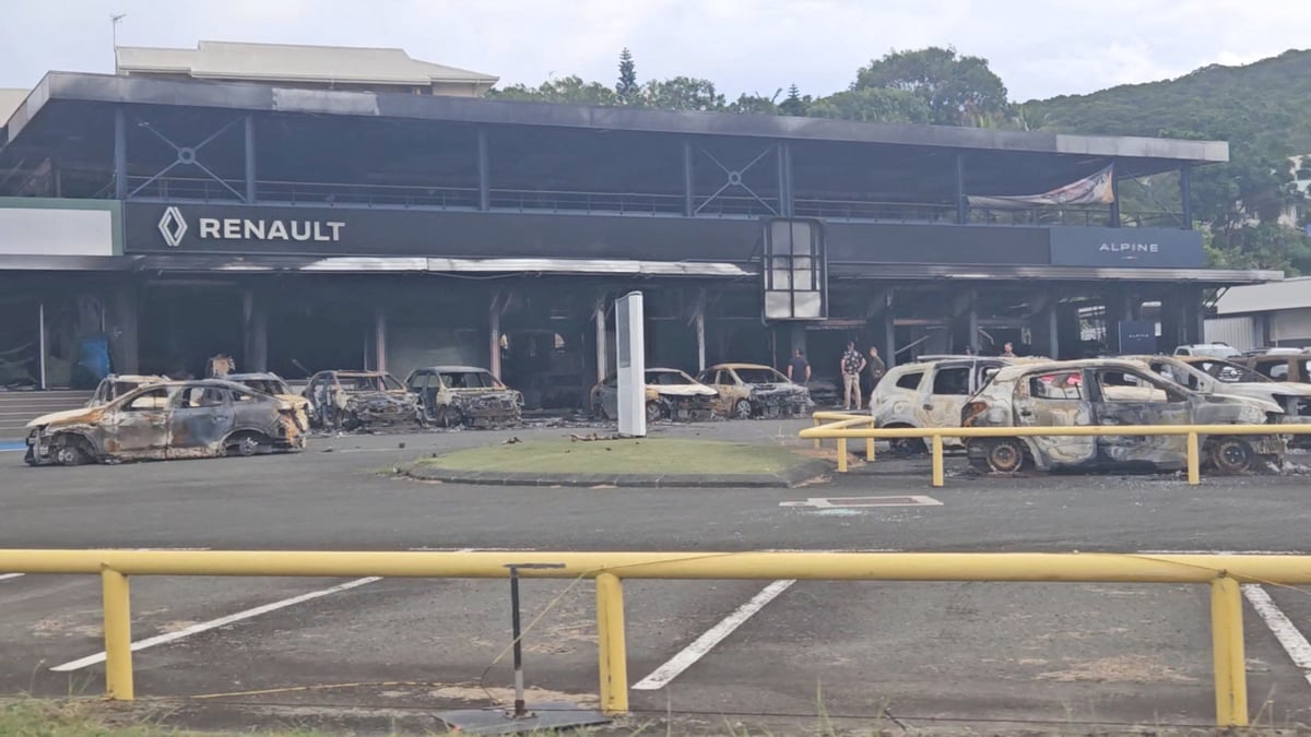 Une vue de voitures brulees dans un showroom a noumea
