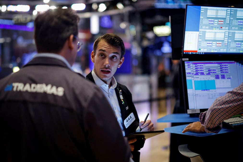 Des traders travaillent sur le parquet de la bourse de new york