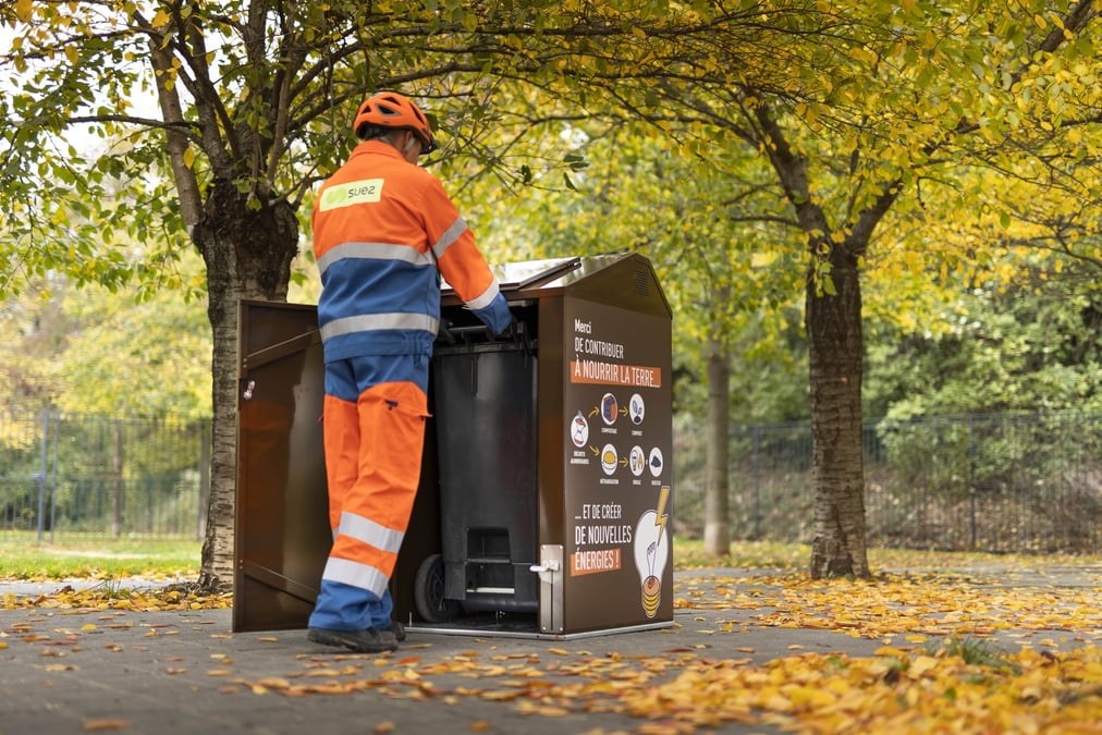 Près de 700 bacs de collecte de déchets alimentaires sous abri seront déployés par Suez dans la métropole de Tours d’ici fin 2027.