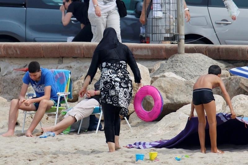 Nicolas sarkozy propose de modifier la constitution au sujet du burkini