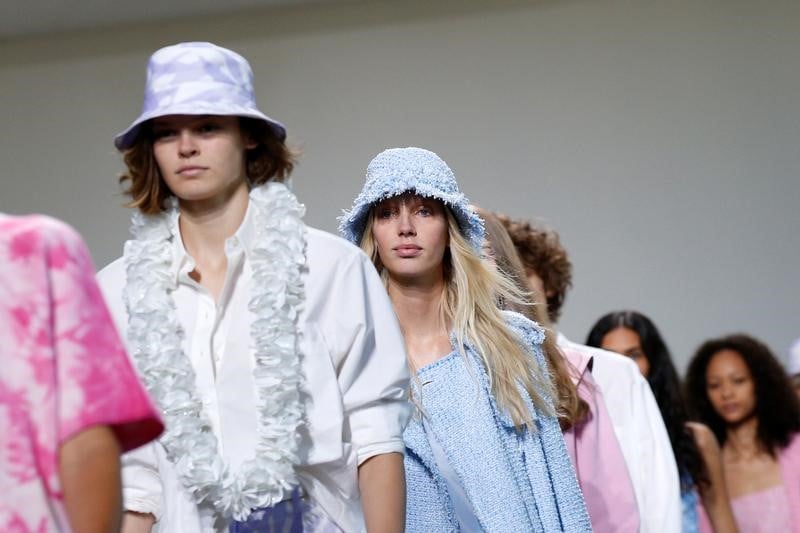 Michael kors: objectif annuel releve, le titre monte en avant-bourse