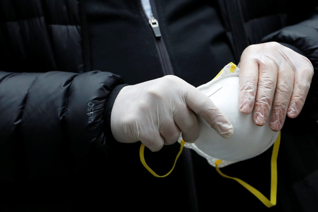 Coronavirus: le premier fabricant mondial de gants deborde par la demande