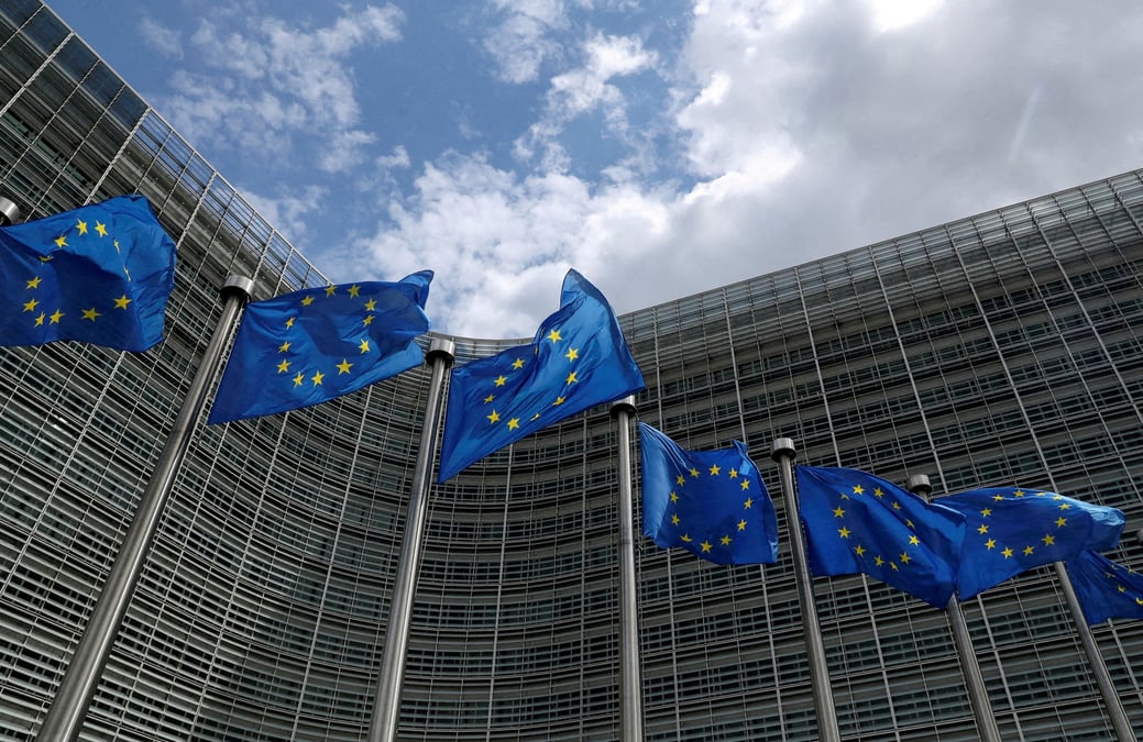 Photo d'archives des drapeaux de l'union europeenne flottant devant le siege de la commission europeenne a bruxelles