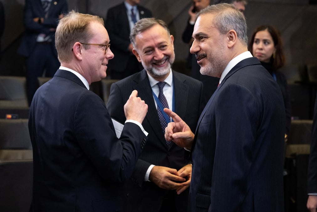 Le ministre turc des affaires etrangeres, hakan fidan, et le ministre suedois des affaires etrangeres, tobias billstrom, au siege de l'otan a bruxelles