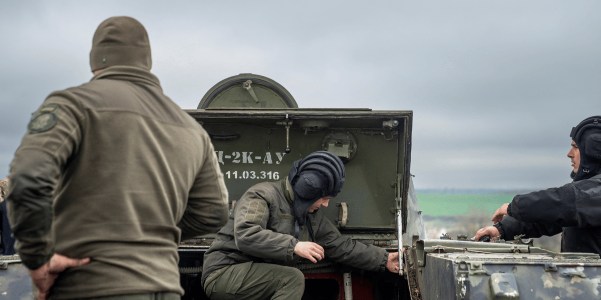 Des soldats ukrainiens se tiennent pres d’un vehicule militaire sur une position de defense a odessa, en ukraine