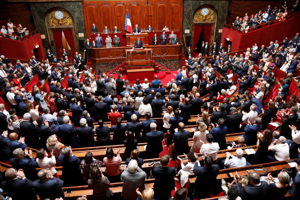 L'examen de la revision constitutionnelle reporte a la rentree