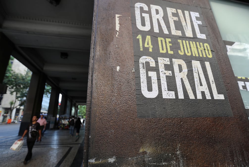 Bresil: greve dans le secteur petrolier contre la reforme des retraites