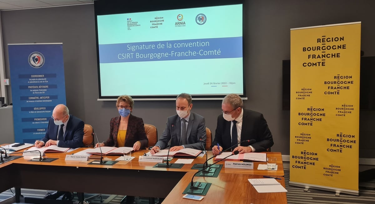 Signature de la convention du CSIRT régional de Bourgogne-Franche-Comté par le préfet de BFC, Fabien Sudry, la président de la régio, Marie-Guite dufay, le directeur adjoint de l'ANSSI, Emmanuel Naëgelen et Patrick Molinoz, président de l'ARNia