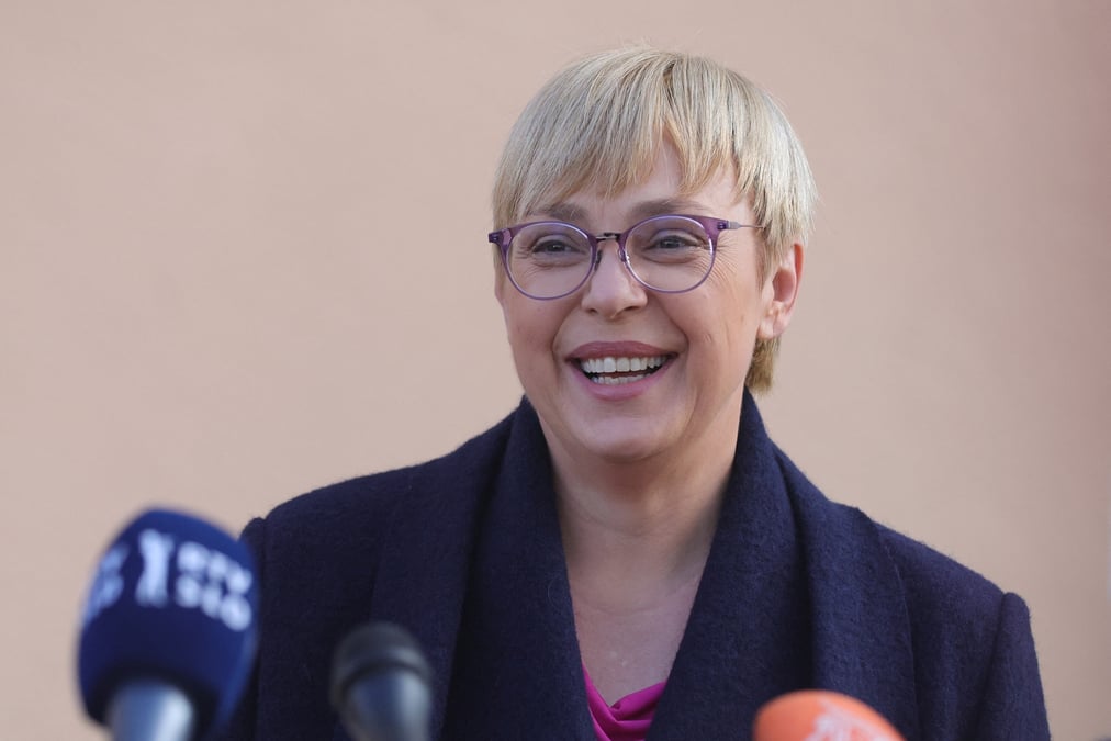 La candidate a la presidence slovene natasa pirc musar s'adresse aux medias lors du second tour des elections presidentielles a radomlje