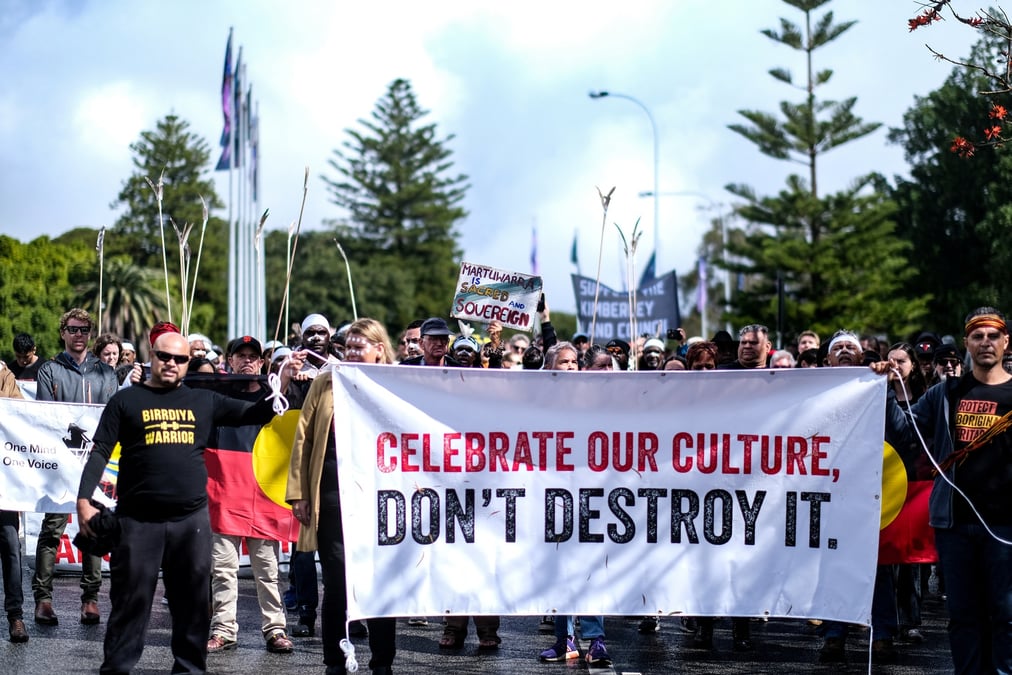 Photo d'archives des gens qui manifestent a perth, en australie