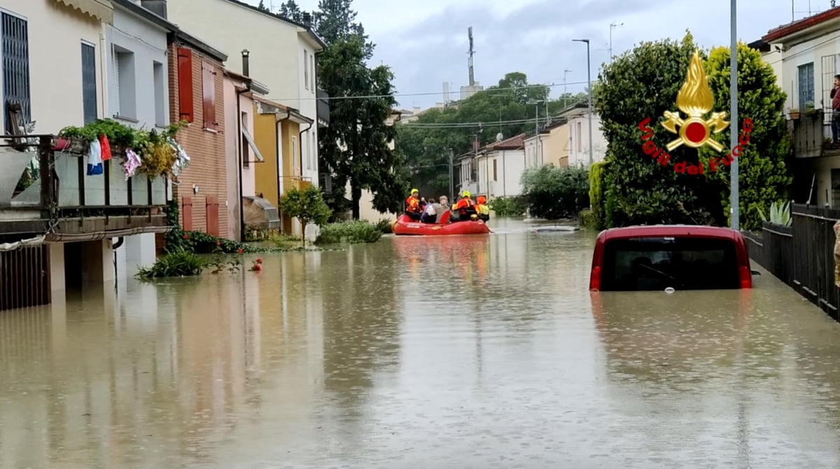 Les operations de sauvetage a forli, en italie