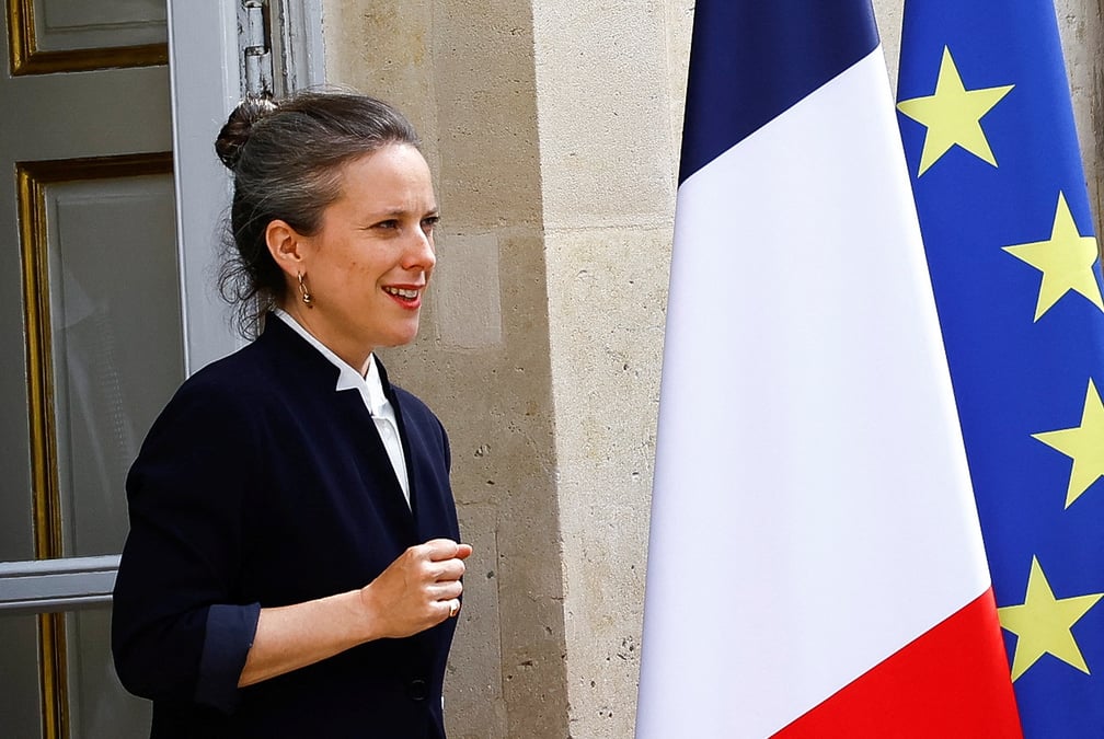 Le president francais emmanuel macron rencontre les chefs de parti en vue de discuter de la nomination d'un nouveau premier ministre