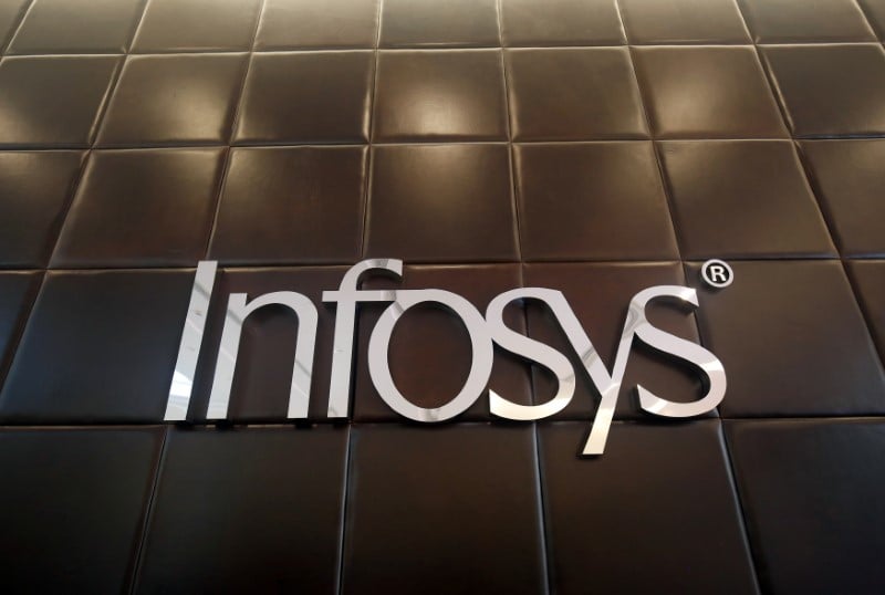 Infosys reste plombe par le depart du dg malgre le rachat d'actions