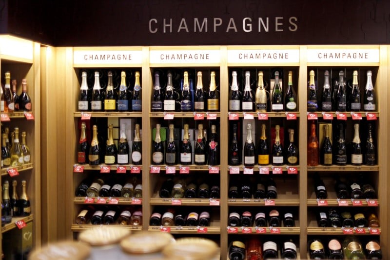 La champagne bousculee par des hausses de prix inedites