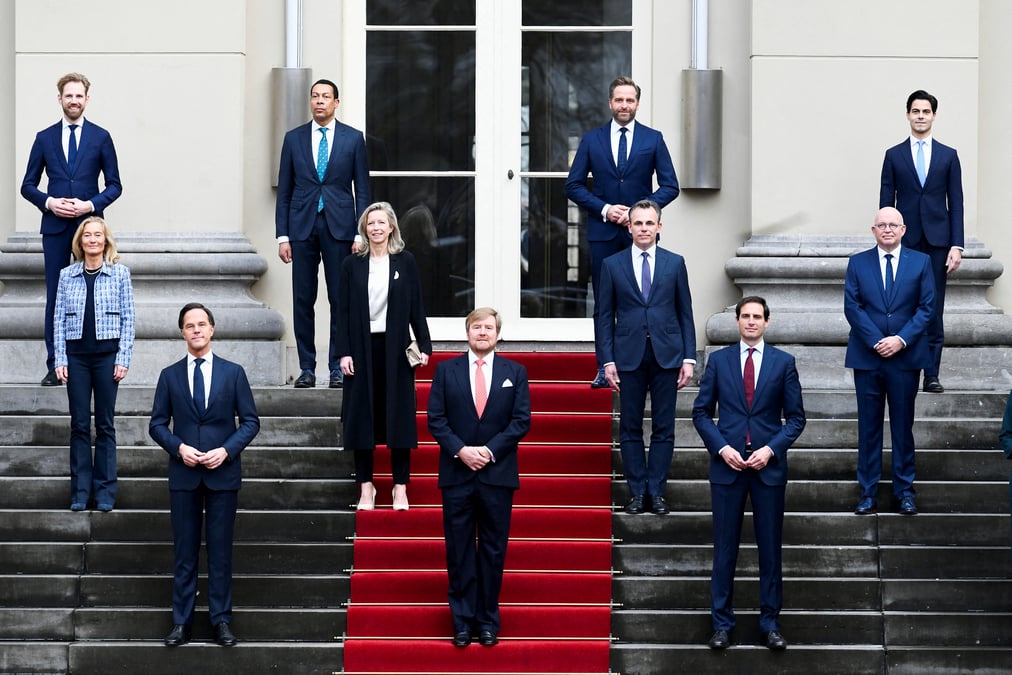 Pays-bas: le gouvernement prete serment, dix mois apres les legislatives