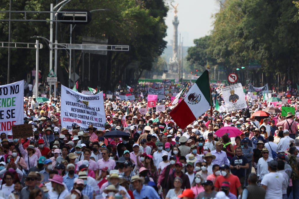 Des manifestants marchent contre la reforme electorale proposee par le president mexicain