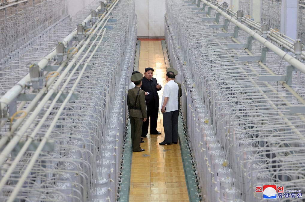 Le president nord-coreen kim jong un visite des installations militaires
