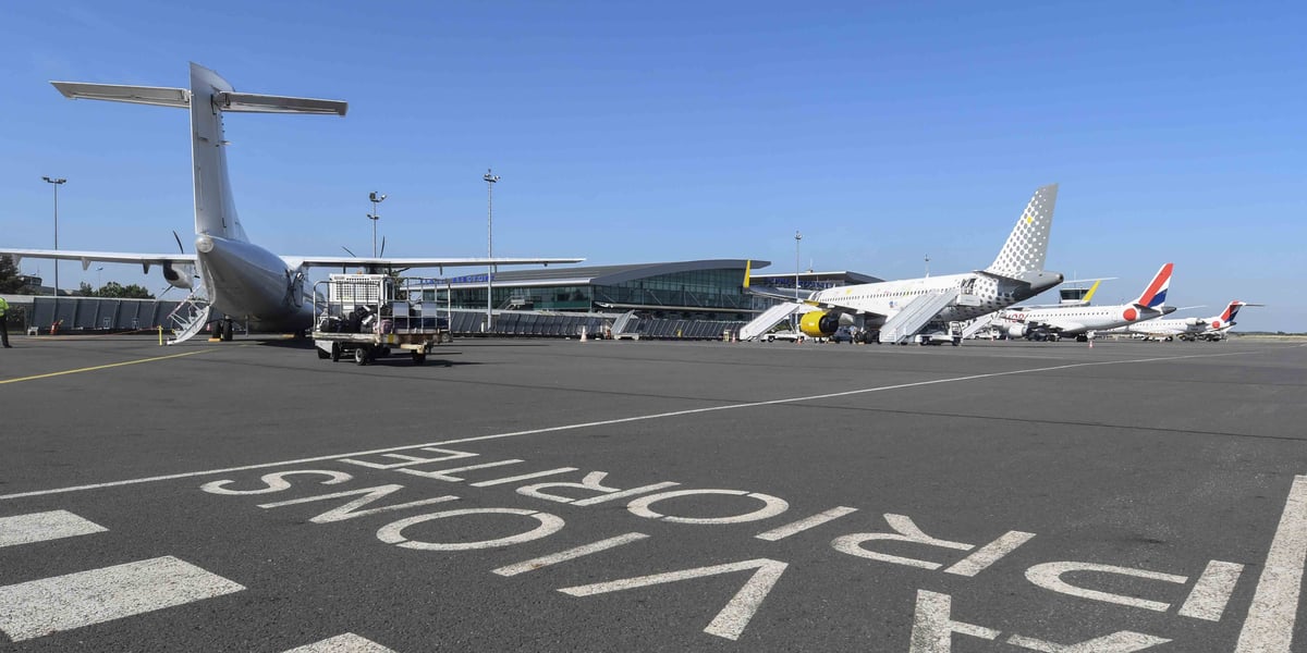 Le projet de budget de l'État, qui a été définitivement adopté au Parlement jeudi, prévoit une augmentation de la taxe sur les billets d'avion.
