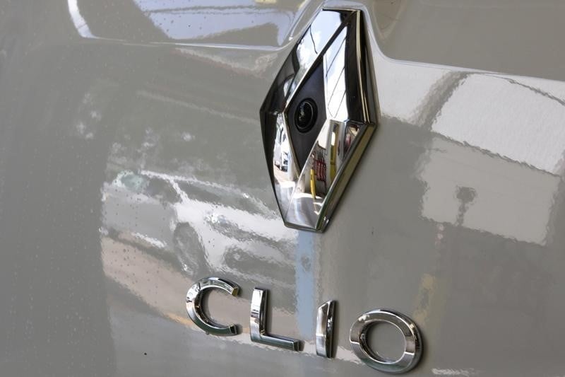 Renault et l'automobile plombes a mi-seance en bourse de paris