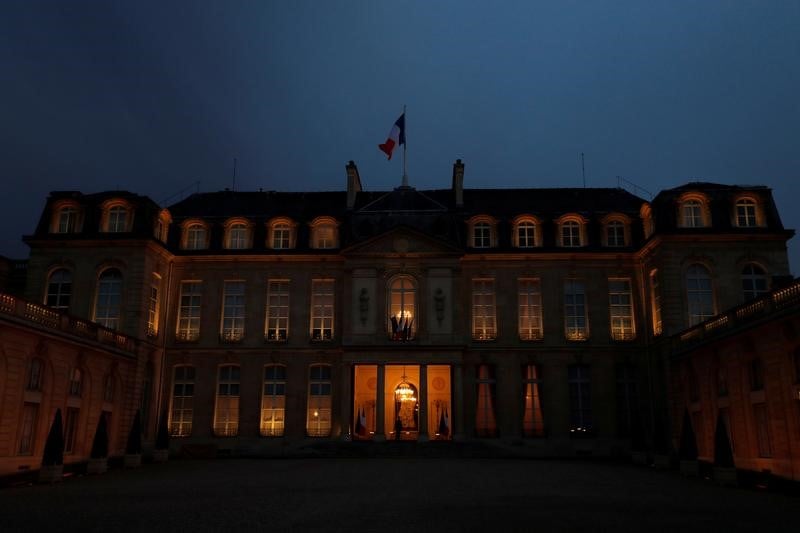 Entre "degagisme", montee du populisme et pari "macronien"