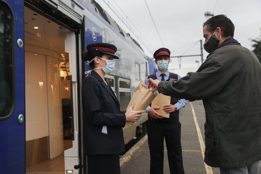 Plus de 40 000 masques lavables et donc réutilisables ont été offerts aux usagers du réseau TER d'Occitanie face à la crise sanitaire.