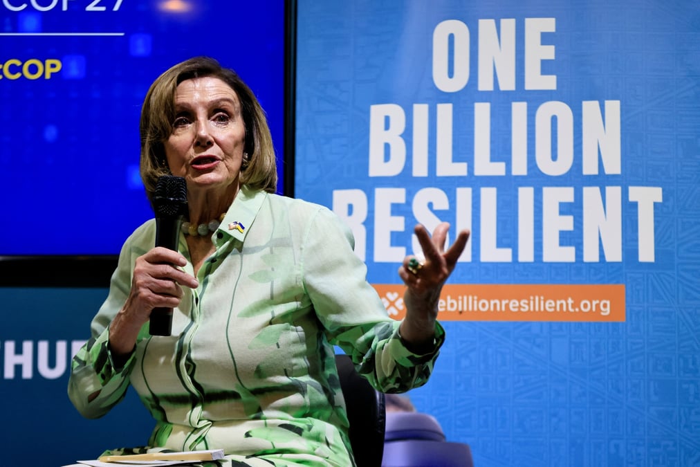 La presidente de la chambre americaine des representants, nancy pelosi, prononce un discours lors du sommet sur le climat cop27