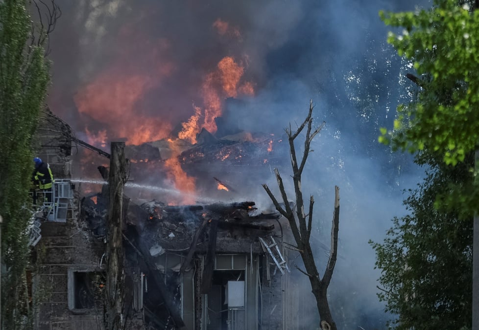 Un secouriste travaille sur le site d'une clinique detruite par un tir de missile russe, a dnipro, en ukraine