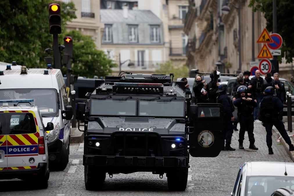 La police et la bri securisent la zone proche du consulat iranien a paris ou un homme menace de se faire exploser