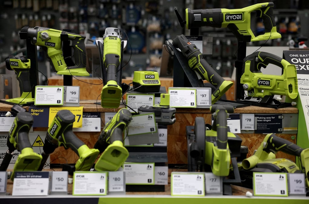Des outils electriques ryobi sont visible sur l'etagere d'un magasin de bricolage a manchester