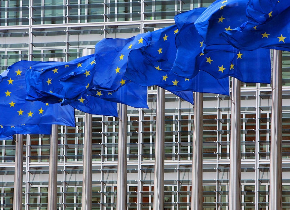 Des drapeaux de l'ue a l'exterieur du siege de la commission europeenne