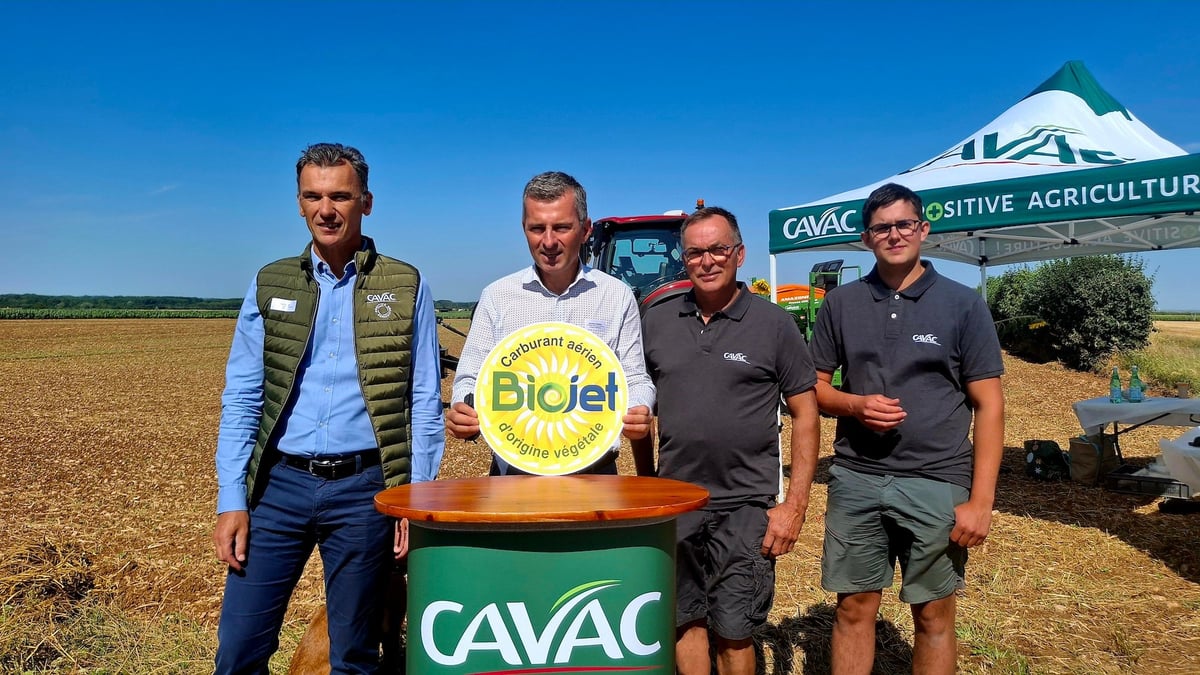 De gauche à droite : Olivier Joreau (directeur général du groupe coopératif Cavac), Paul-Henri Dubreuil (P-dg du groupe Dubreuil), Patrice Ayrault (agriculteur au Gaec Pacouinay) et son fils Antonin.