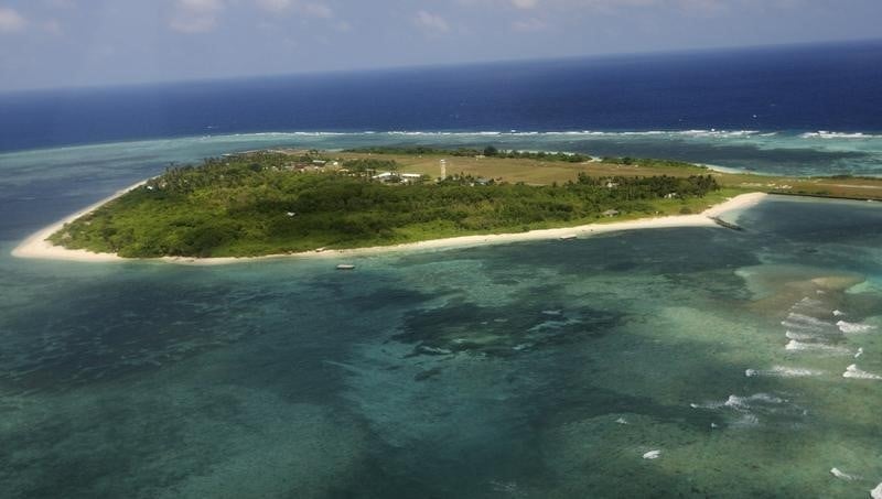 Des manifestants philippins sur un ilot de mer de chine du sud