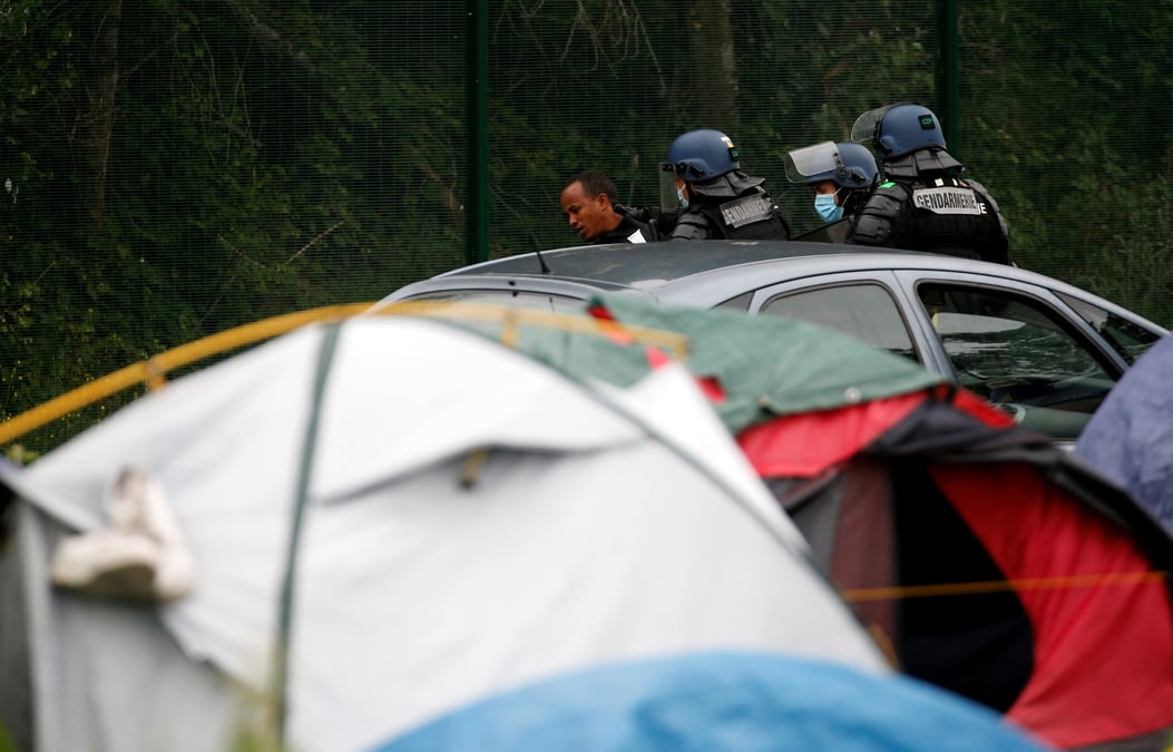 Hrw denonce le "traitement degradant" des migrants a calais