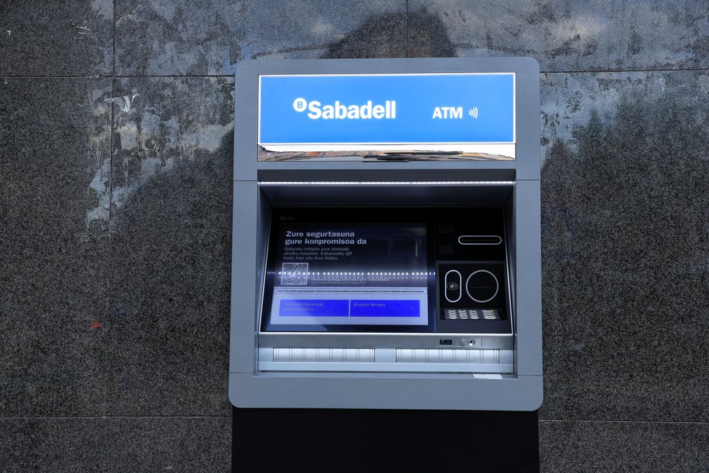 Un guichet automatique de la banque sabadell dans la ville basque de guernica