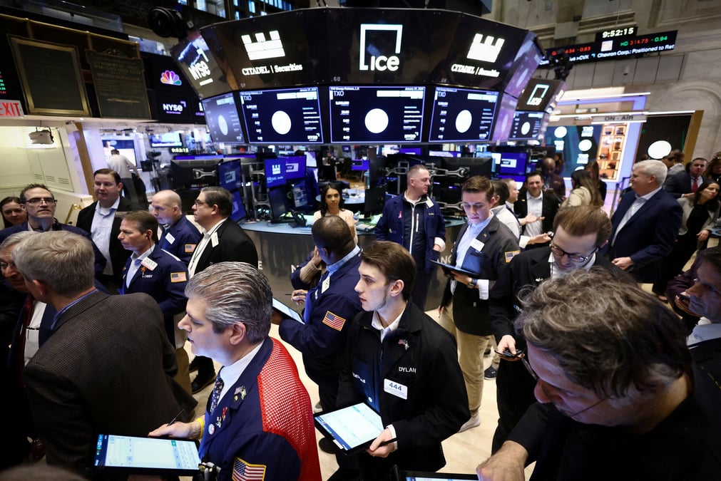 Des traders travaillent dans la salle des marches de la bourse de new york
