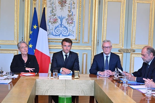 Elisabeth Borne, Emmanuel Macron et Bruno Le Maire lors d'une réunion de crise à l'Elysée le dimanche 2 juillet.