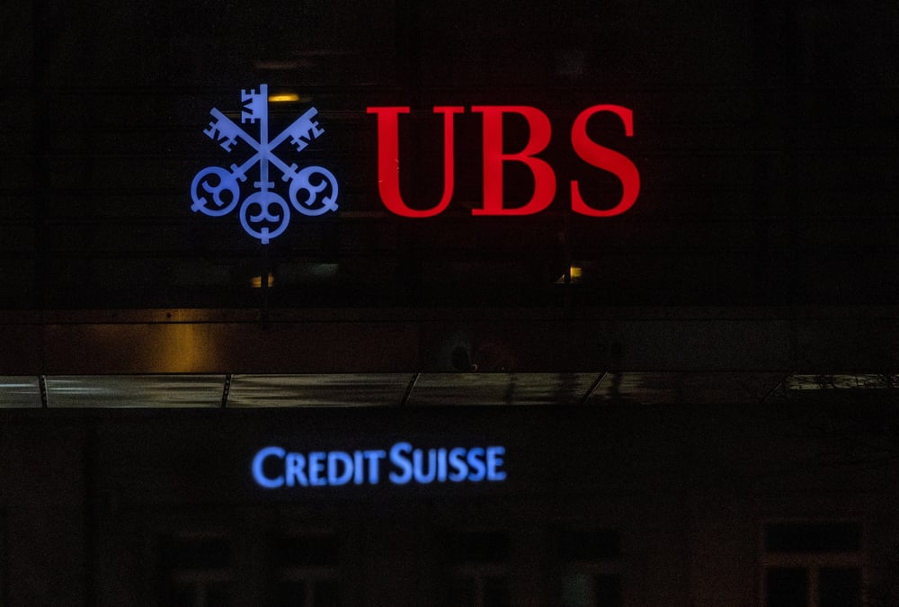 Les logos des banques suisses ubs et credit suisse