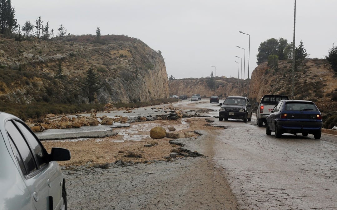 Une route endommagee par les inondations en libye