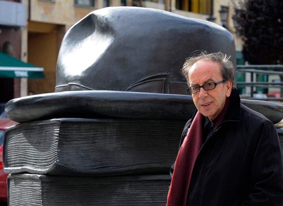 L'ecrivain albanais ismail kadare pose pour les photographes a oviedo